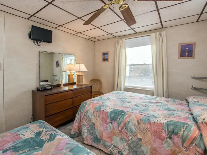 46th St Windjammer 204 1Br Condo
