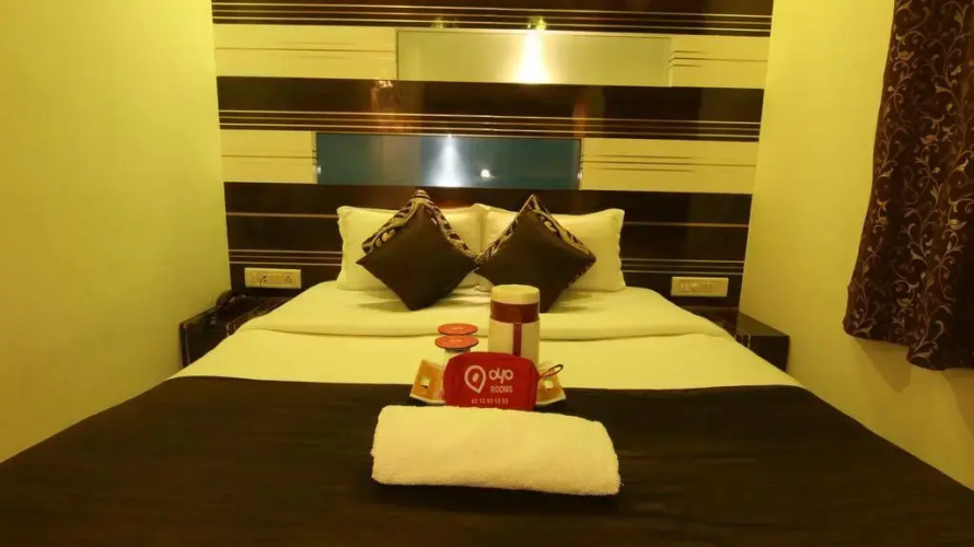 OYO 424 Hotel Apple Suites