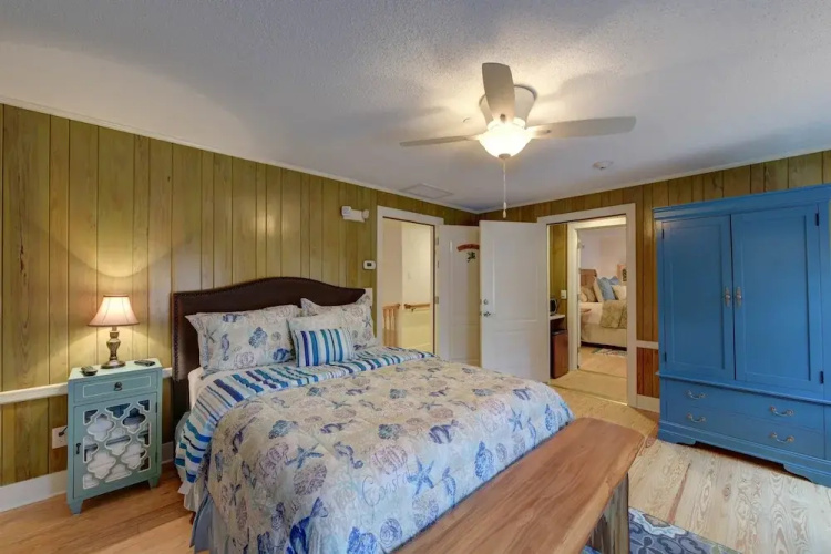 Frog Hollow - Hotel Room