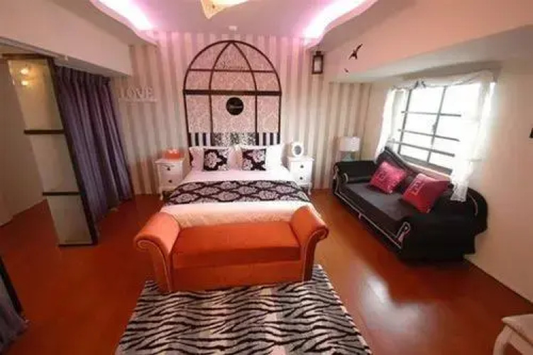 Glass House B & B