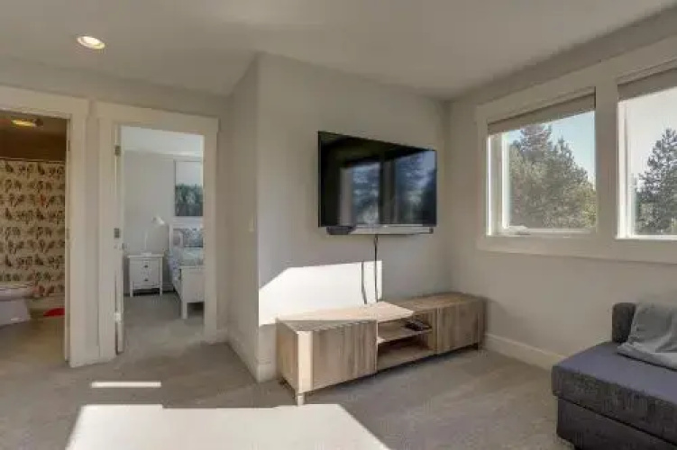 Hillside Haven 4 Bedroom Home by RedAwning