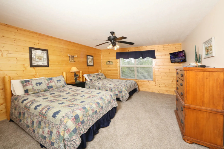 Mountain Shadow 6 Br cabin by RedAwning