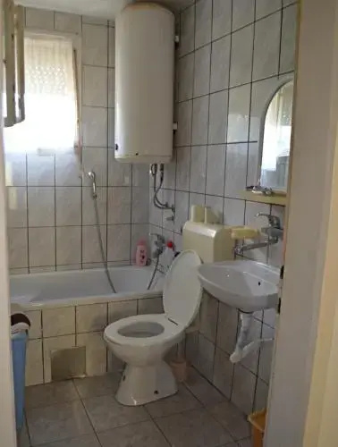 Leo Apartment