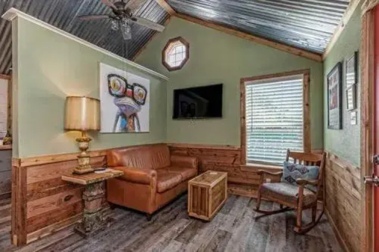 Cameron Park Bungalow - Studio Cottage