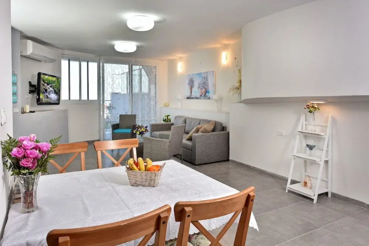 Luxury Suite with Jaccuzzi & Pool