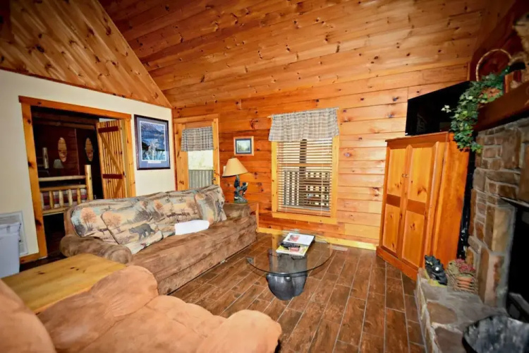 Cozy 1 Bedroom Cabin by RedAwning