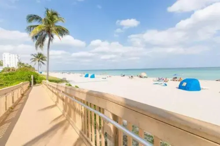 589 Hollywood Beach Studio
