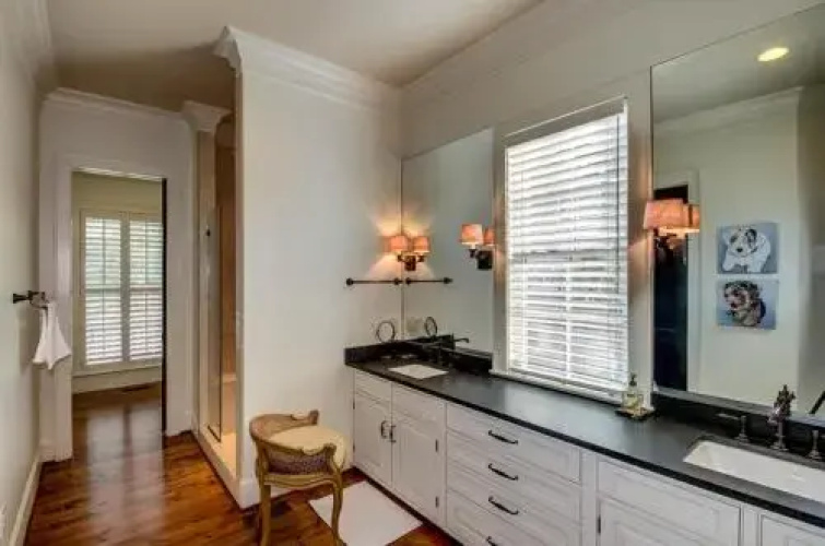 4000 Comer 5 Br home by RedAwning