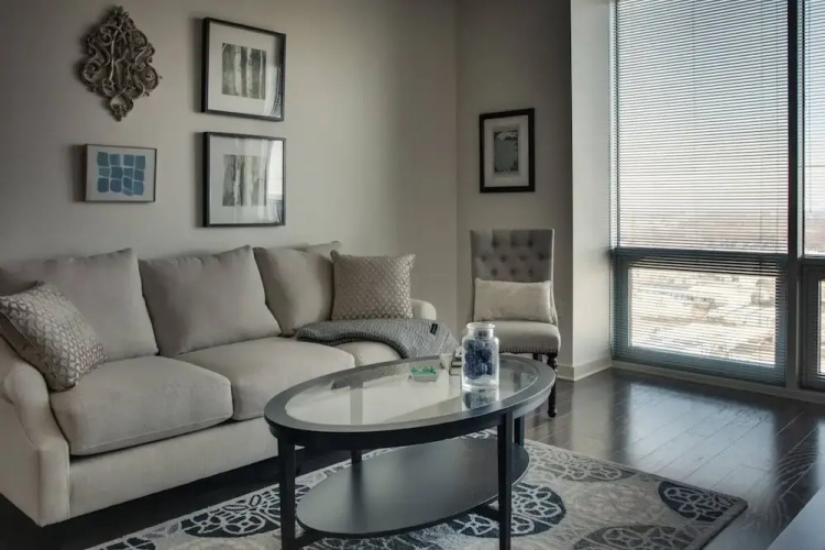 Luxurious 1BR Apt In Uptown High-Rise