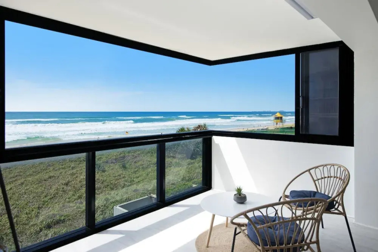 Surfers Paradise Absolute Beachfront Apartment