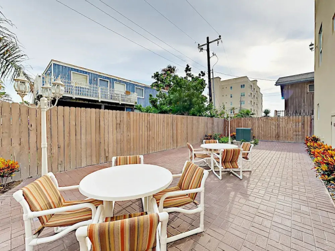 128 E Amberjack Condo Unit 3 - 2 Br condo by RedAwning