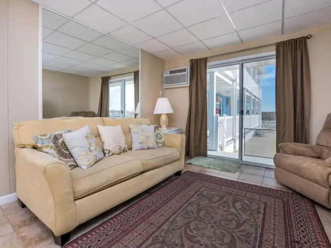 46th St Windjammer 104 1Br Condo