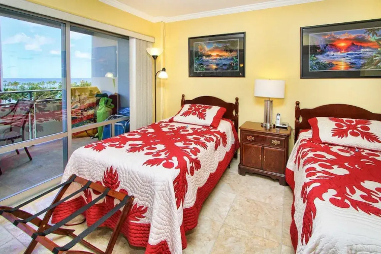 Ala Moana Condo 1777-9 by RedAwning