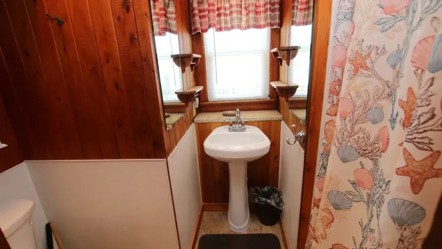 All Sandy - 2 Br home by RedAwning