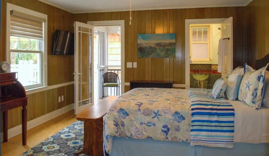 Frog Hollow - Hotel Room
