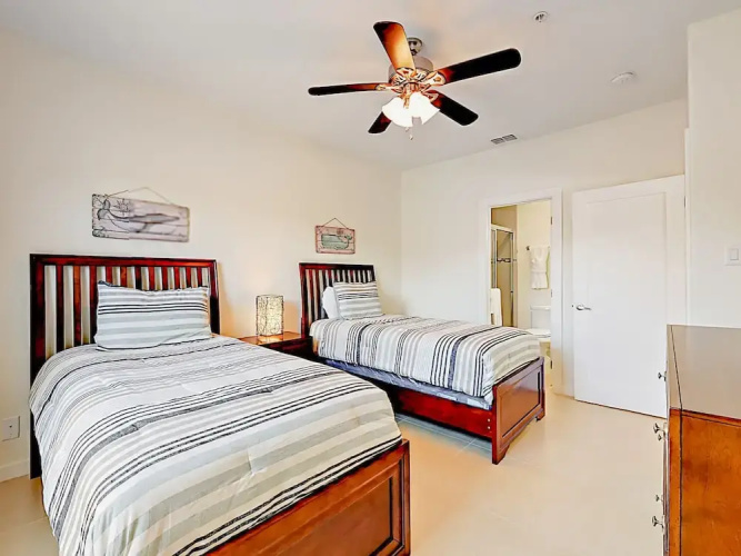 128 E Amberjack Condo Unit 1 - 2 Br condo by RedAwning