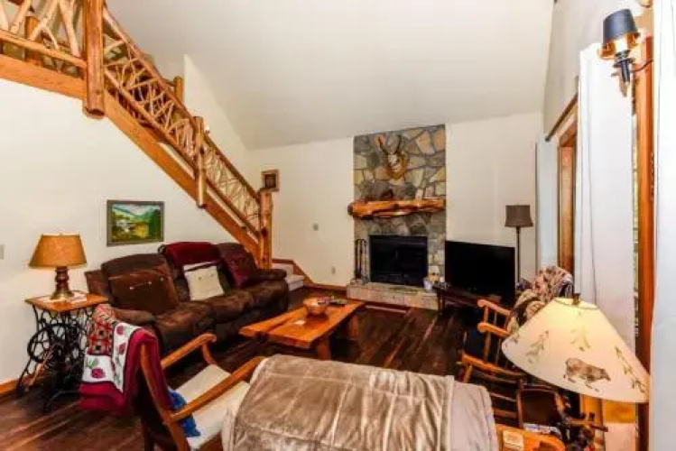 Beeks Peak - 4 Br home by RedAwning