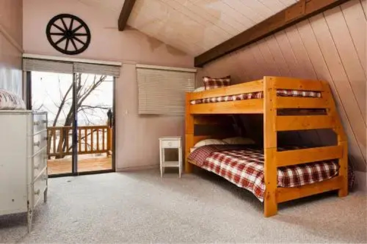 Charming & Spacious Cabin in Midway by RedAwning
