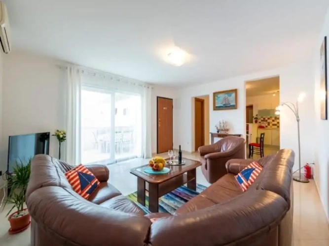 2 Bedrooms Apartment