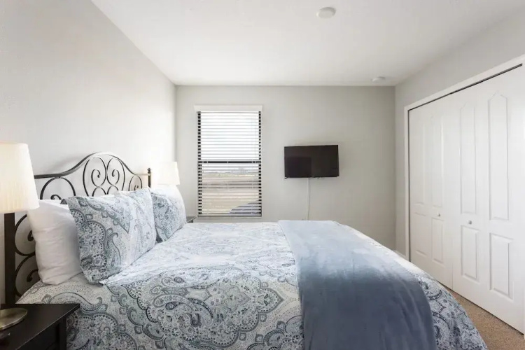 Newly built 6 Bed 6 Bath Pool Home by RedAwning