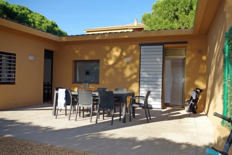 3 Bedrooms Family Bungalow with garden view