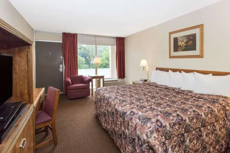 Days Inn by Wyndham Dubuque