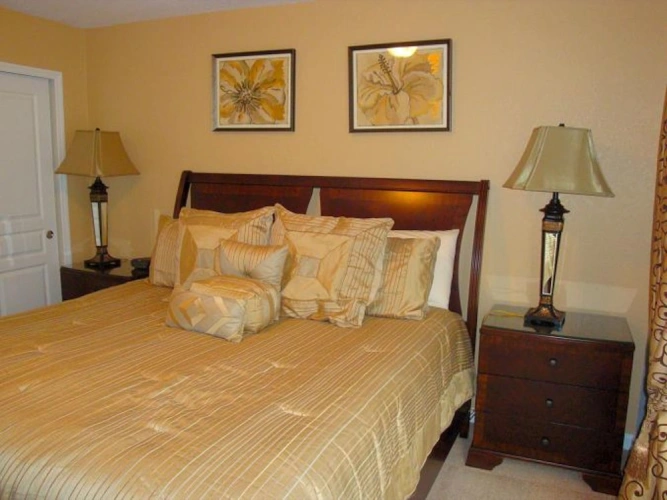 6 Bedrooms Villa