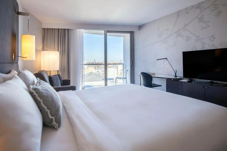 Renaissance Paris Arc de Triomphe Hotel