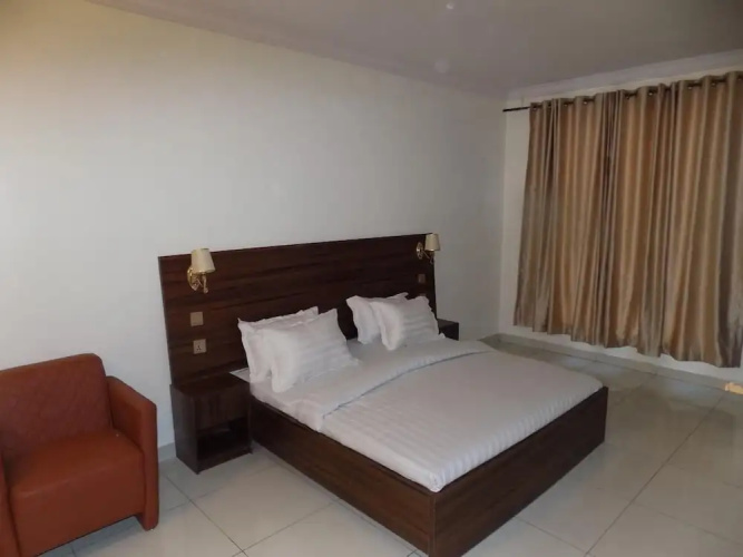 Posh Hotel And Suites