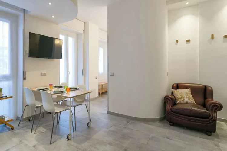 Modern Studio with Balcony in Milan