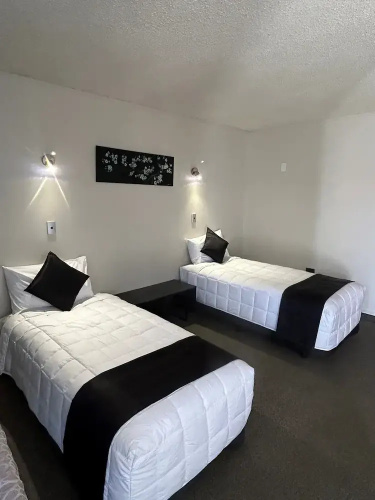 Aquarious motor inn