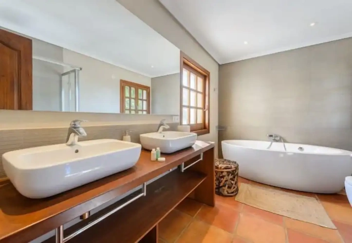 4 Bedrooms Villa beachfront