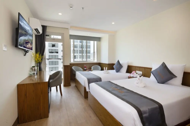 Superior Quadruple room with city view