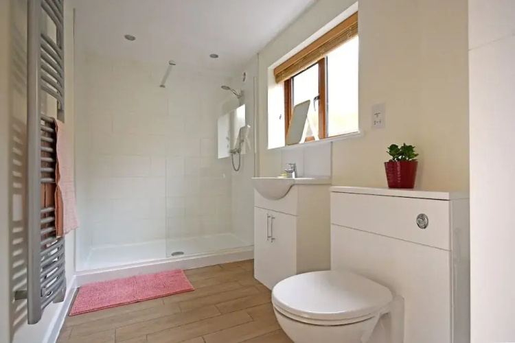 Bright, tranquil cottage