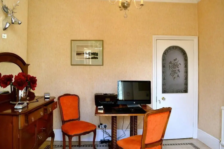 The Queen Hotel