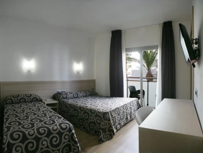 Standard Triple room with balcony