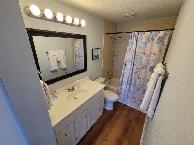 2 Bedrooms Comfort room with lake view