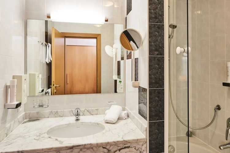 1 Bedroom Standard Triple room with balcony and with mountain view