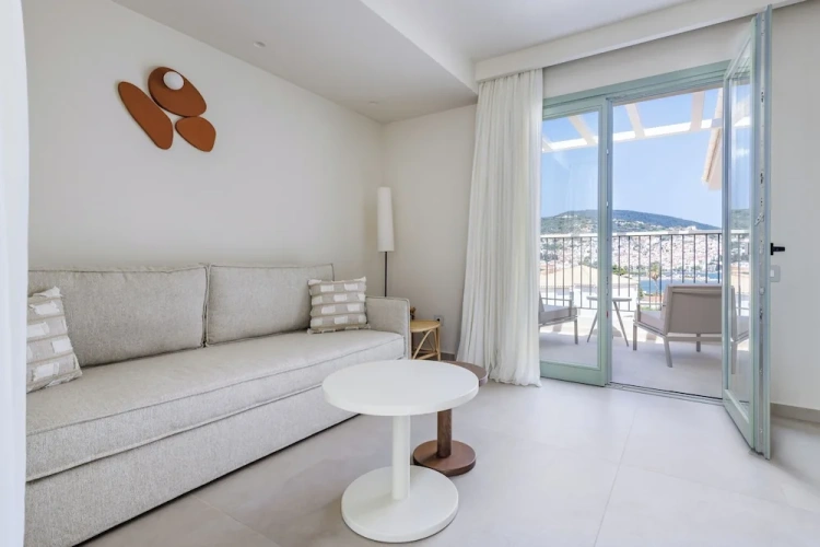 Deluxe Junior Suite with balcony and with sea view