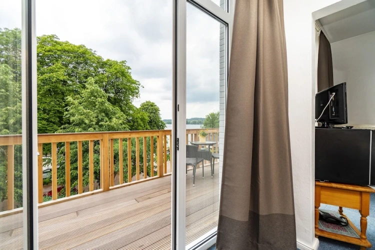Standard Single room with balcony and with lake view