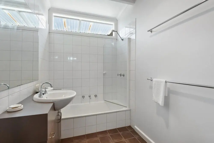 Spacious Coastal 4-bed Steps From the Sand