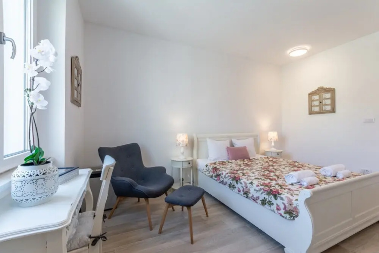 Apartments and Room Poesia