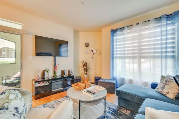 4 Mi to Clearwater Beach: Apt w/ Community Pool!