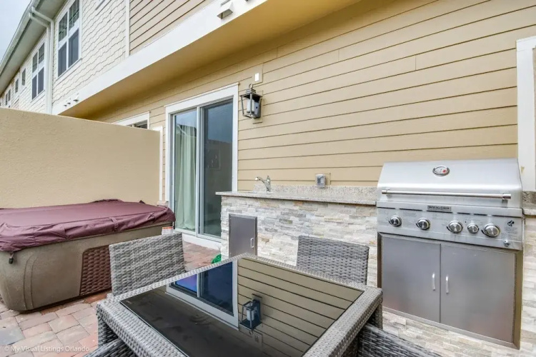 Upscale Townhome W/pool Access! 5 mi. to Disney!