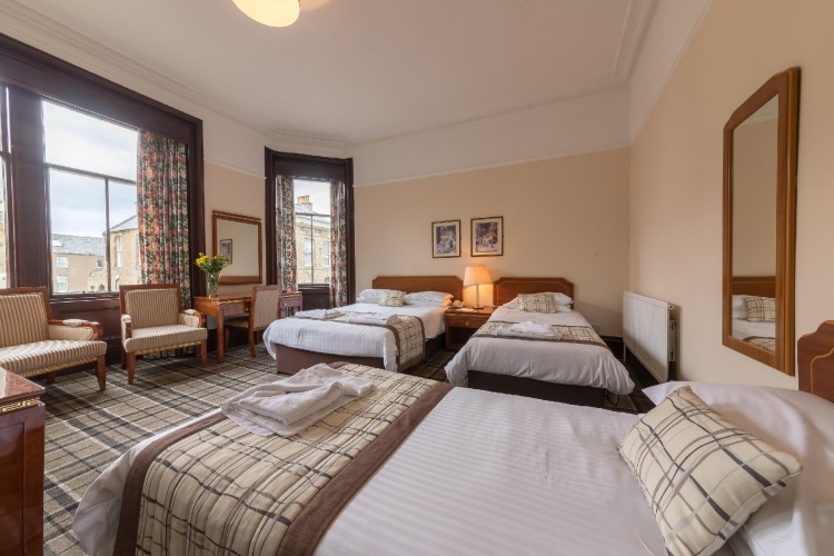 Standard Triple room
