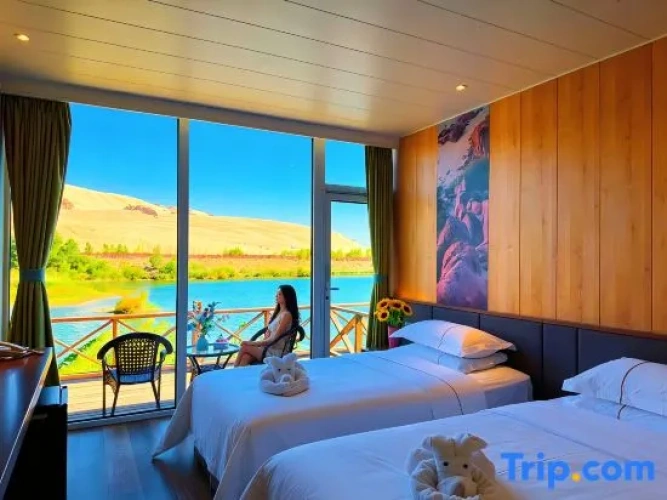 Standard Twin room with lake view