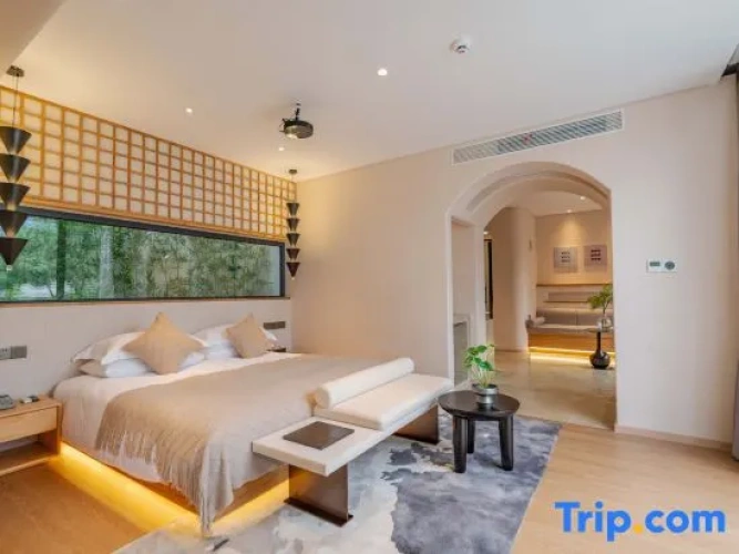 Deluxe Suite with mountain view