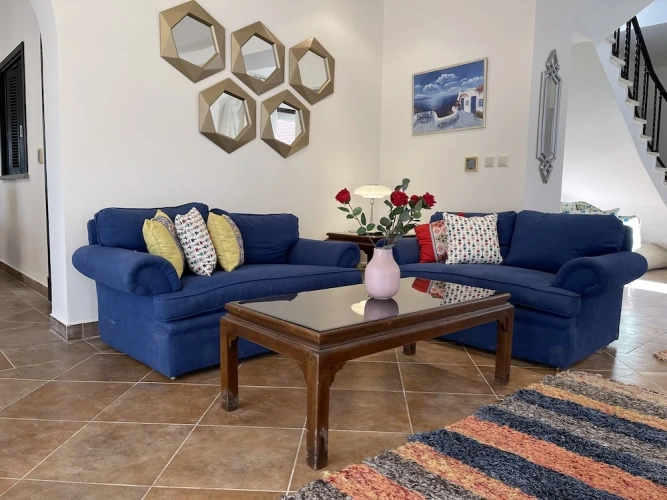 5 Bedrooms Villa