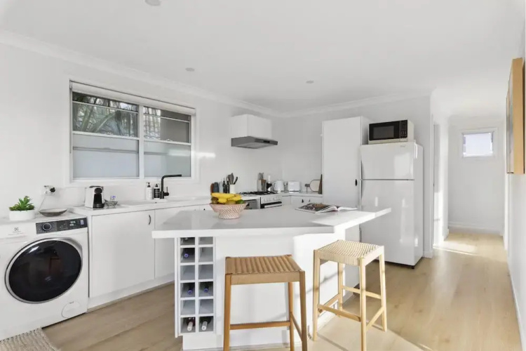 Chic Coastal 1-bedroom Home With Balcony & BBQ