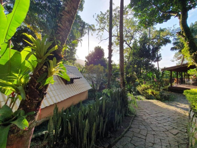 Standard Triple room with garden view